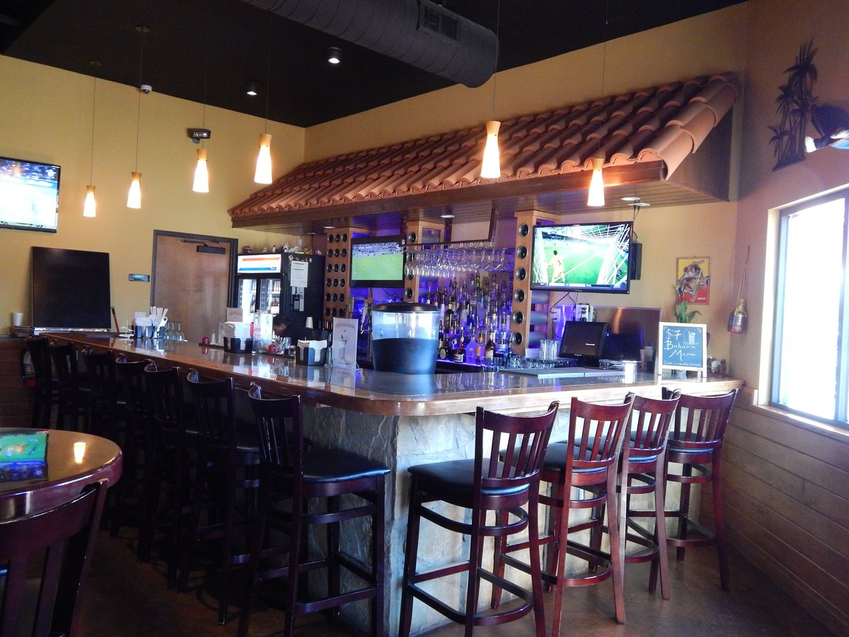 The bar and dining room at Casa Colombia